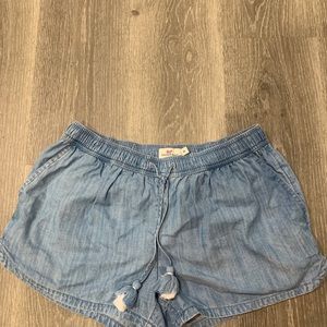 Vineyard vines size medium pull on drawstring shorts with tassel